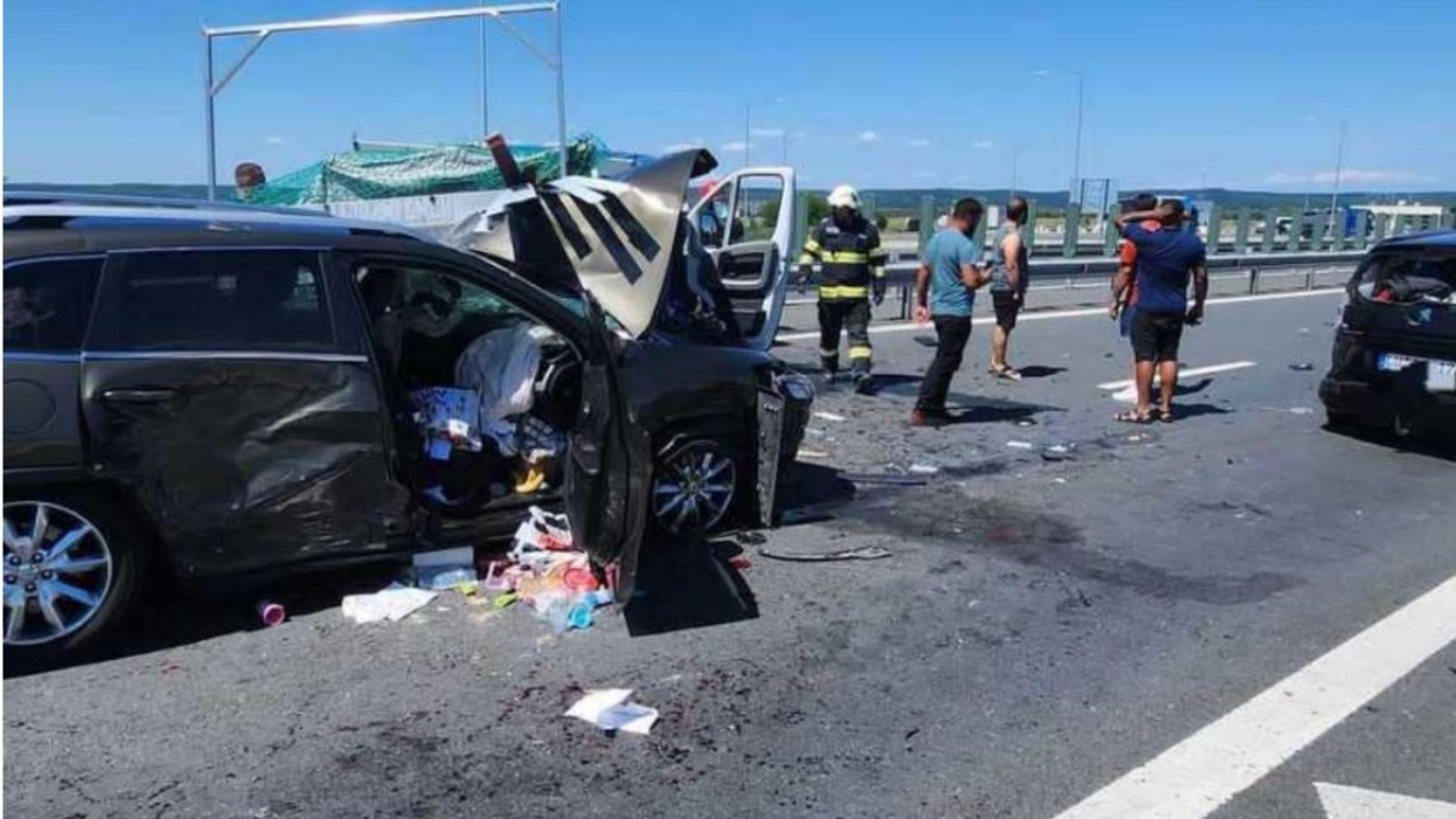 Accident TERIBIL în județul Timiș. Trei persoane rănite, printre care un copil, au fost transportate la spital
