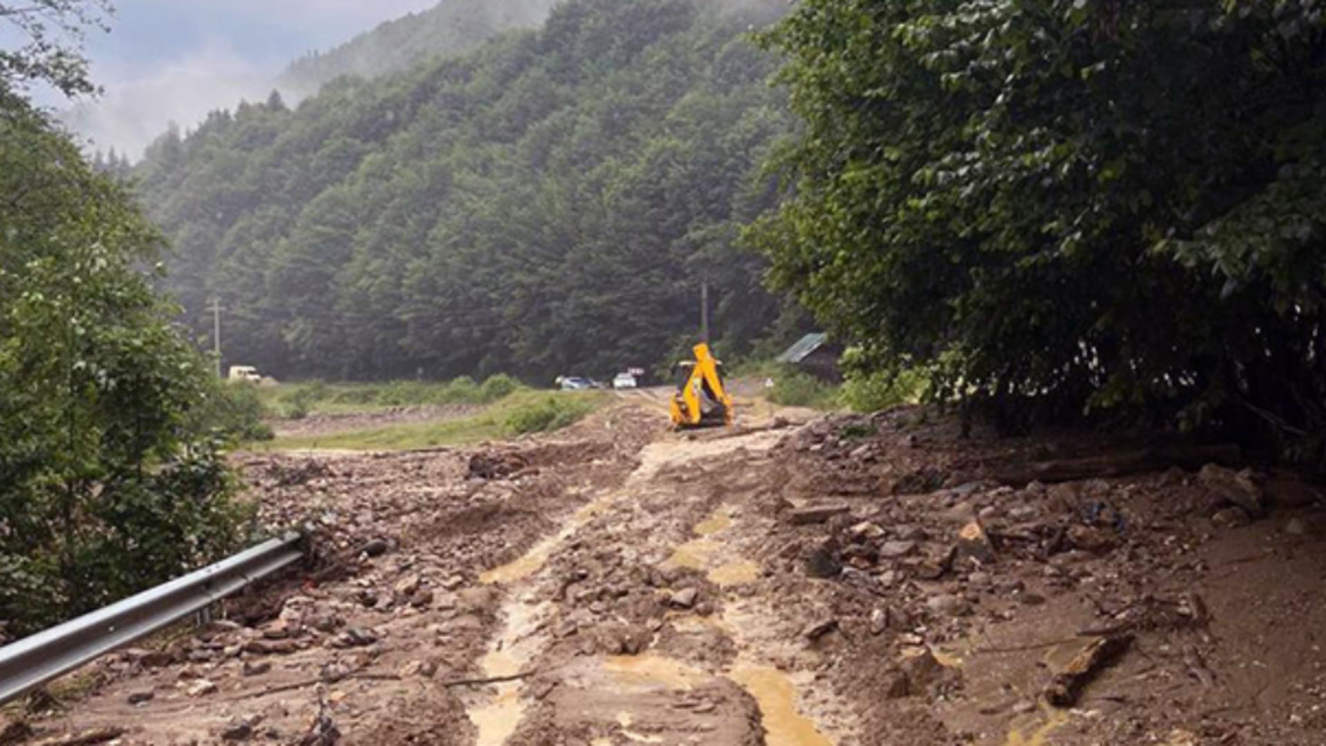 Zeci de maşini, blocate în zona Câmpul lui Neag, după o VIITURĂ. Imaginile dezastrului, din elicopter – VIDEO