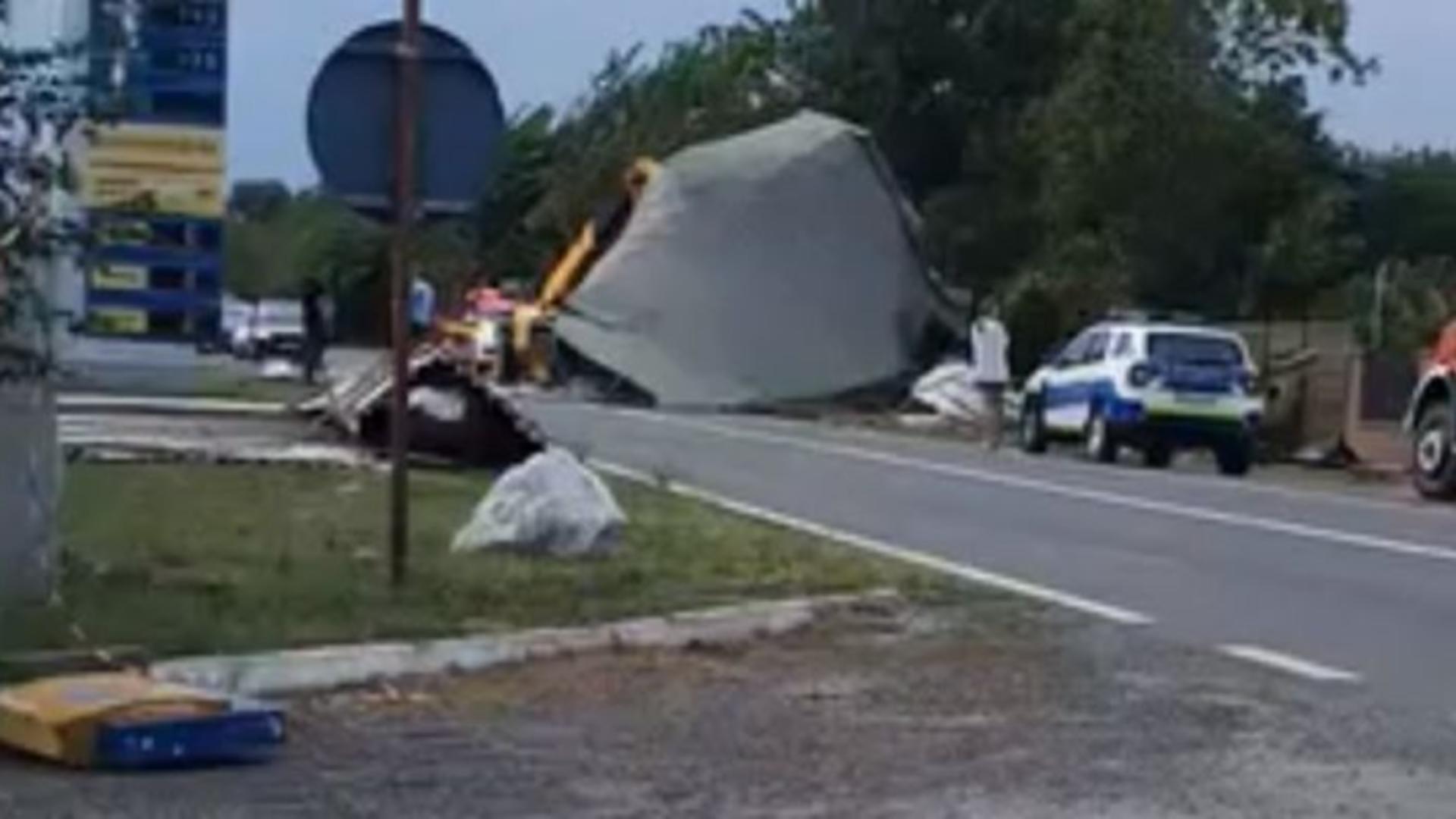  Acoperişul unei benzinării, luat de vânt, a blocat traficul pe DN 6/ Mai mulţi copaci au căzut pe carosabil, după o vijelie puternică – FOTO, VIDEO