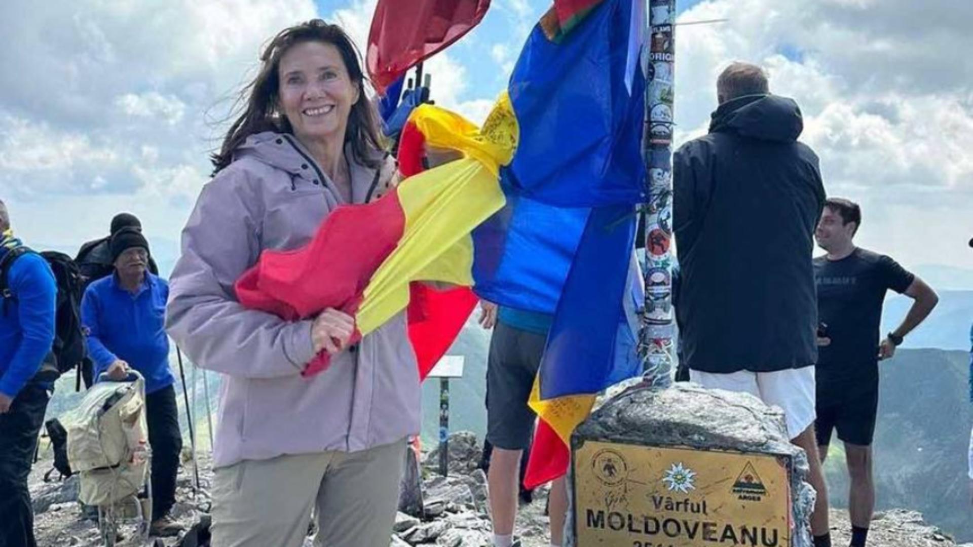 Carmen Iohannis, fotografie de pe vârful Moldoveanu – În fundal, președintele Iohannis stă de vorbă cu mai multe persoane