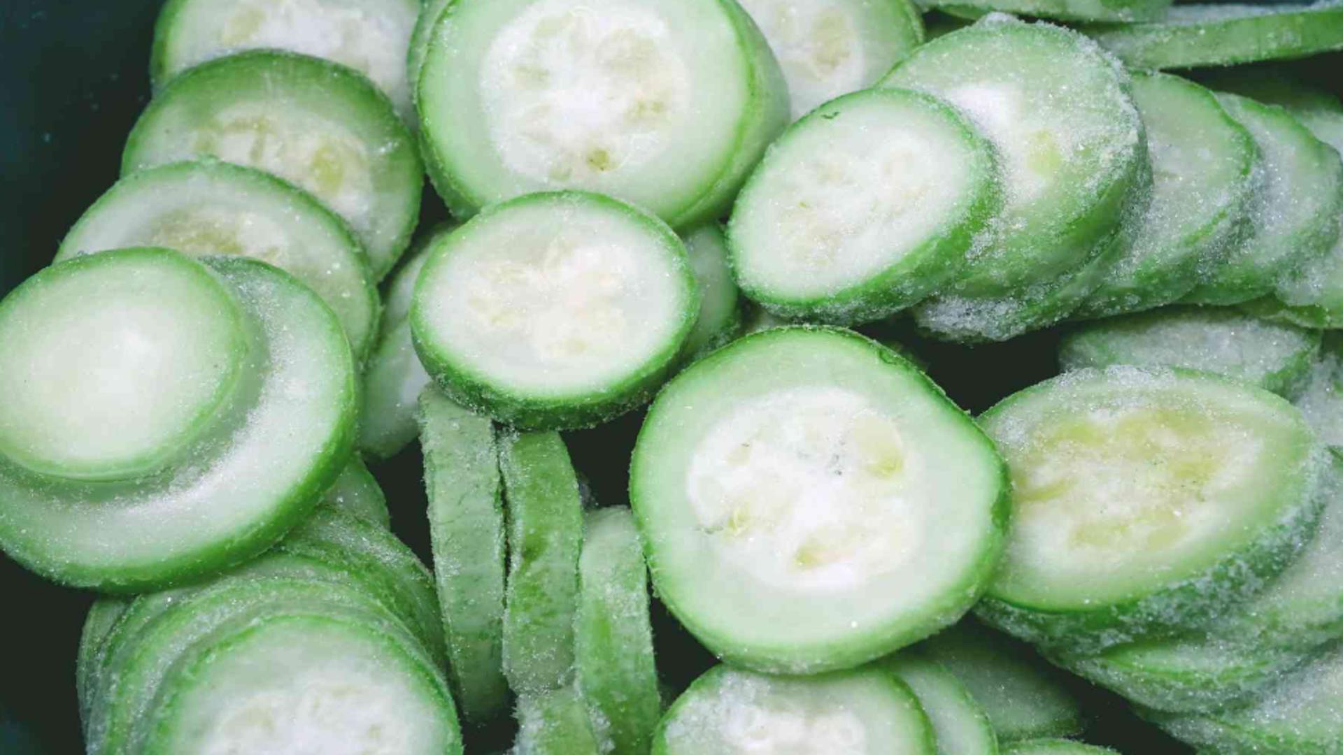 Cum să congelezi castraveți proaspeți vara pentru la iarnă – 2 metode sigure de preparare