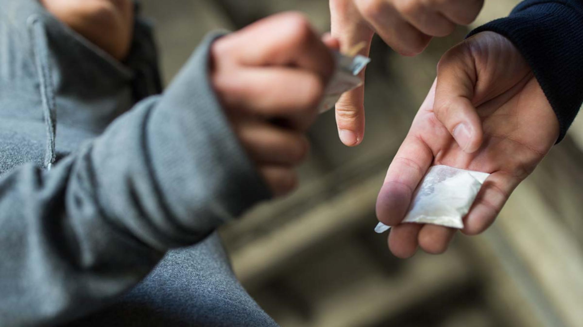 Incredibil! Polițist din Brașov, dealer de droguri în timpul liber. A fost prins cu 1 kilogram de stupefiante în geantă