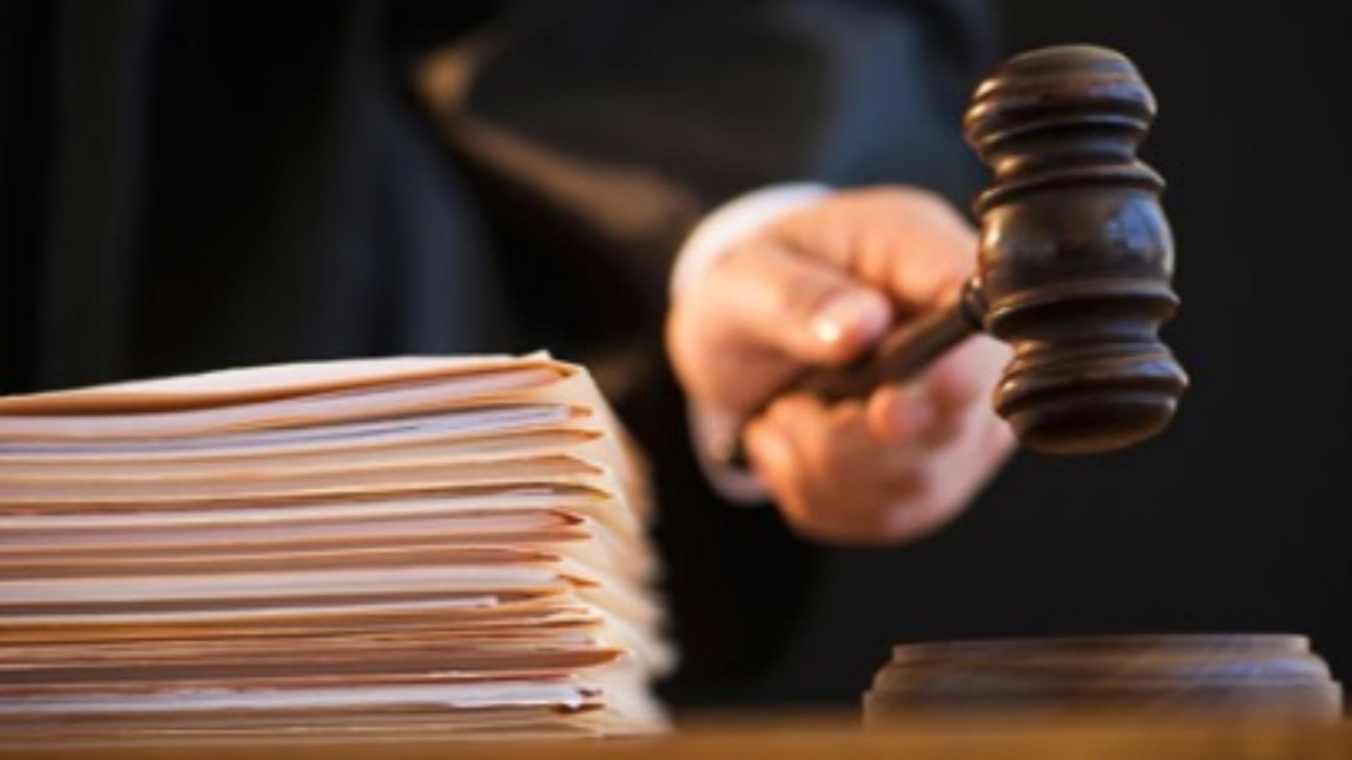 Justiție „fulger”. 12 ani s-au chinuit autoritățile române să trimită în judecată o grupare de infractori