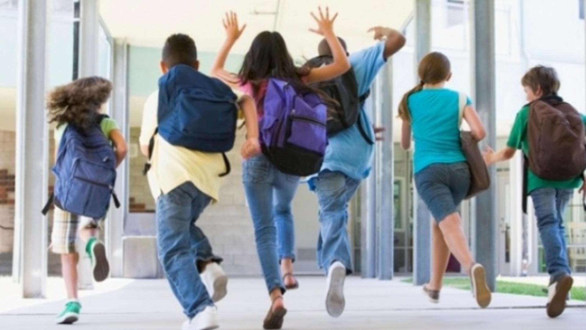 Schimbare majoră în educație. Ce se întâmplă cu elevii de gimnaziu și liceu cu medii generale între 9,50 și 10