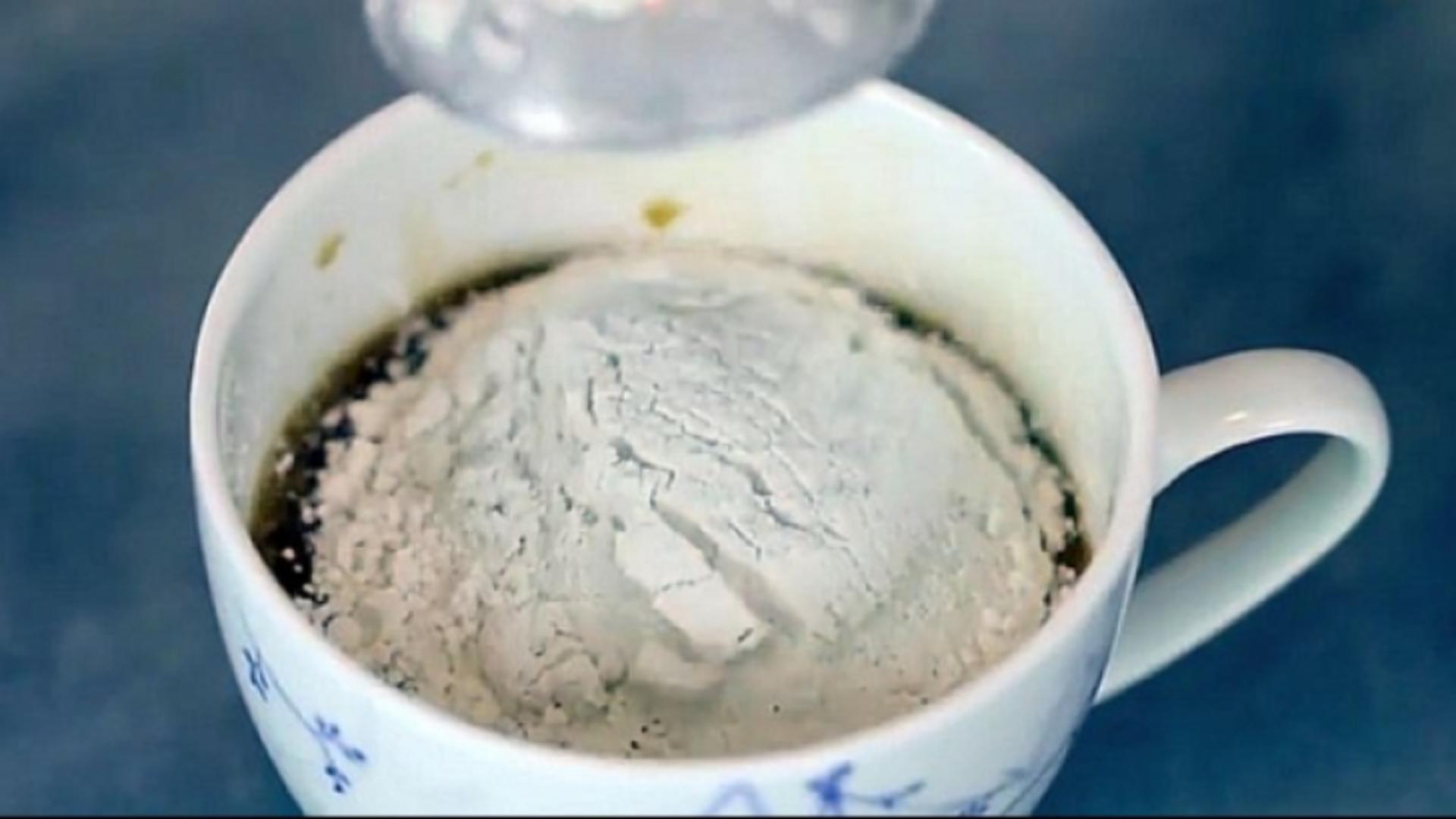 Ce se întâmplă dacă torni făină în cafea şi introduci cana la microunde. Pare ilogic, dar rezultatul este uimitor