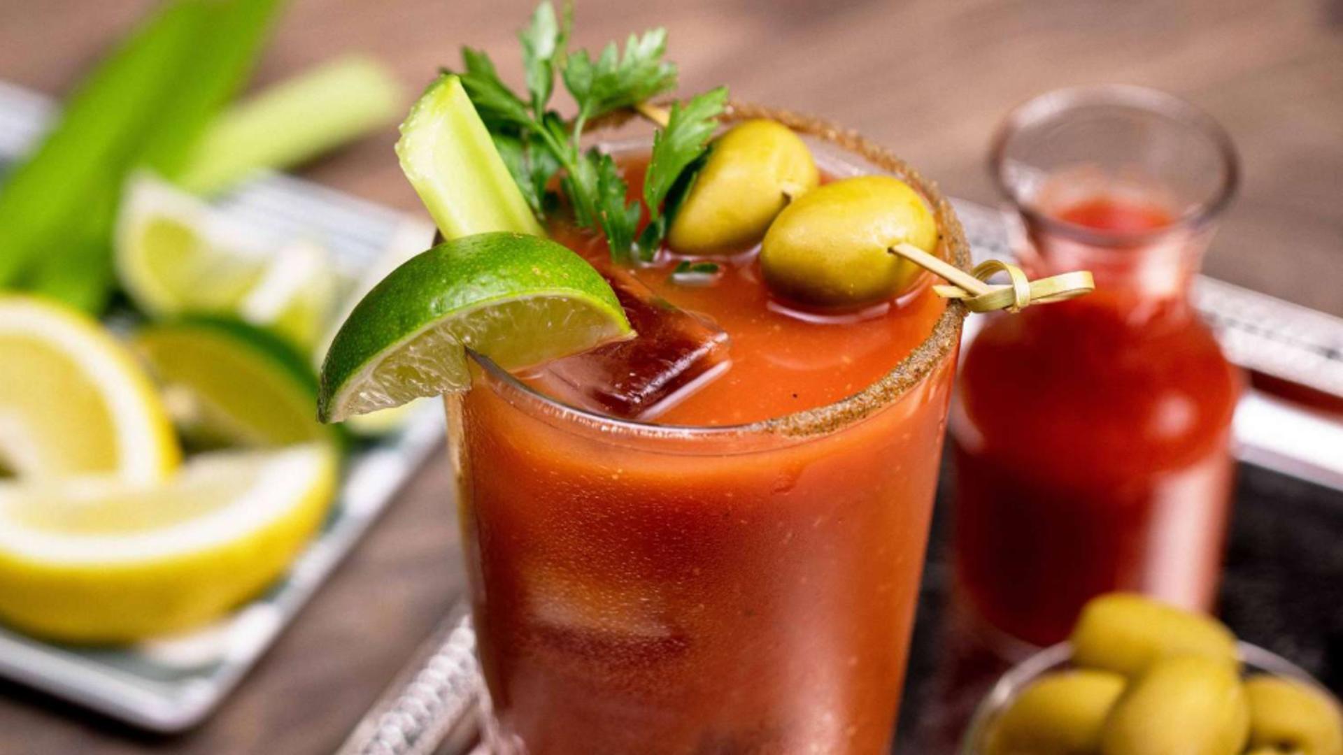 Cum să prepari rapid celebrul cocktail Bloody Mary – Rețeta inedită cu 2 condimente speciale
