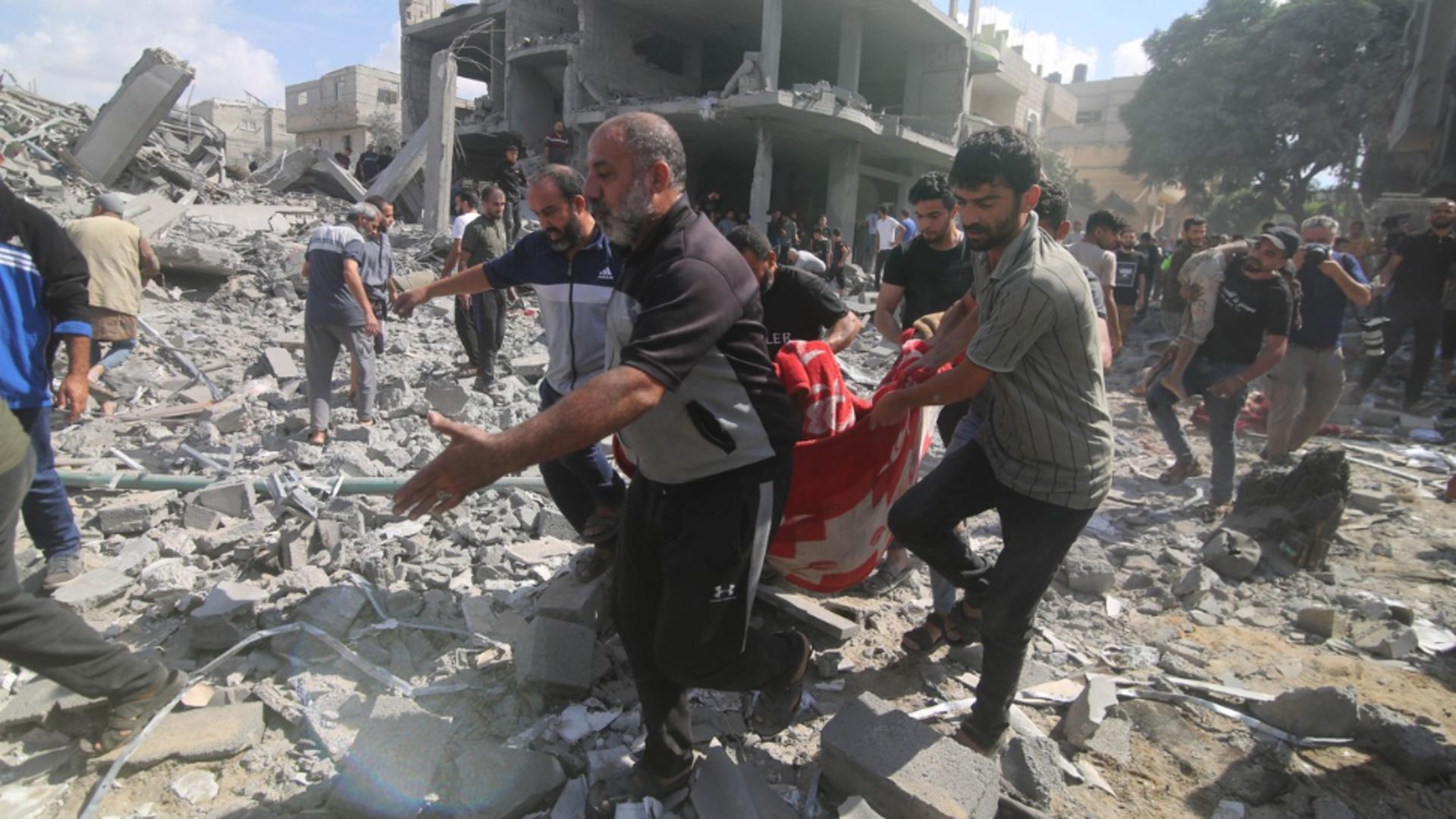 Război Israel. Cel puţin 50 de morţi într-o tabără de refugiaţi în Fâşia Gaza după un bombardament israelian