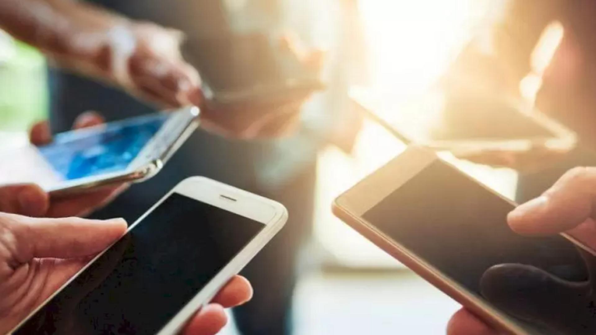 Statul vrea telefoane de ultimă generație în plină AUSTERITATE – Risipă de 17.000 de euro la Ministerul Economiei