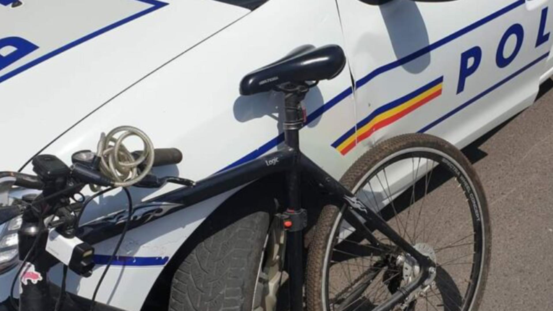 Un bărbat a făcut infarct la volan şi a murit, după ce a lovit un biciclist căzut pe drum