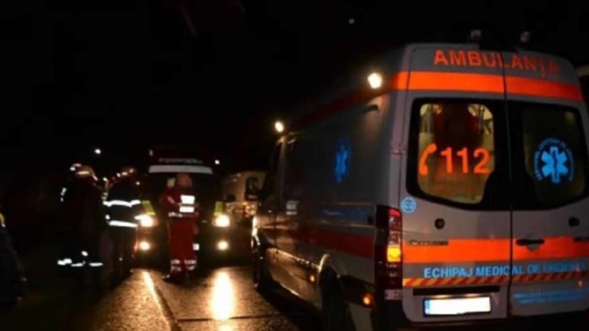 Accidentat grav de o șoferiță, în timp ce încerca să înlăture un copac căzut pe șosea. Trunchiul, proiectat în bărbat