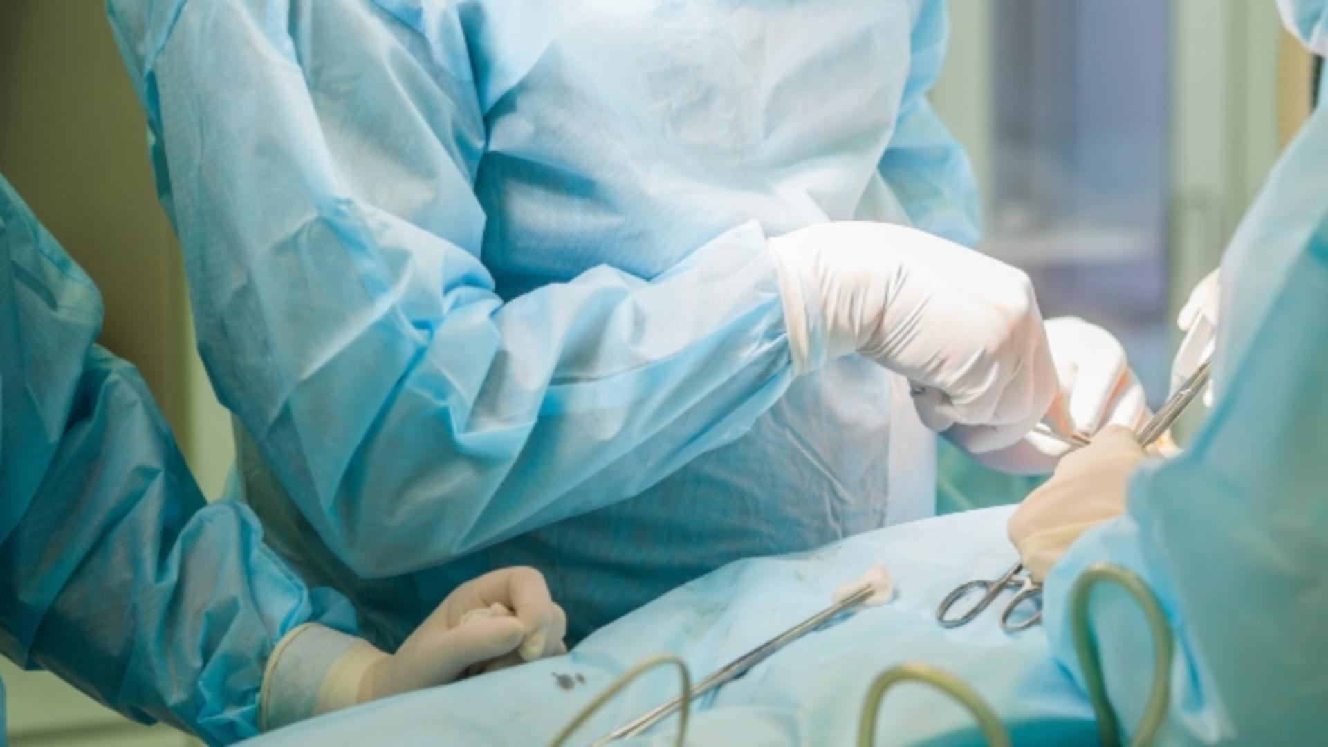 Coșmar chirurgical pentru o femeie de 65 de ani: A cerut lifting facial și s-a trezit din operație cu sâni noi și un posterior mai mare
