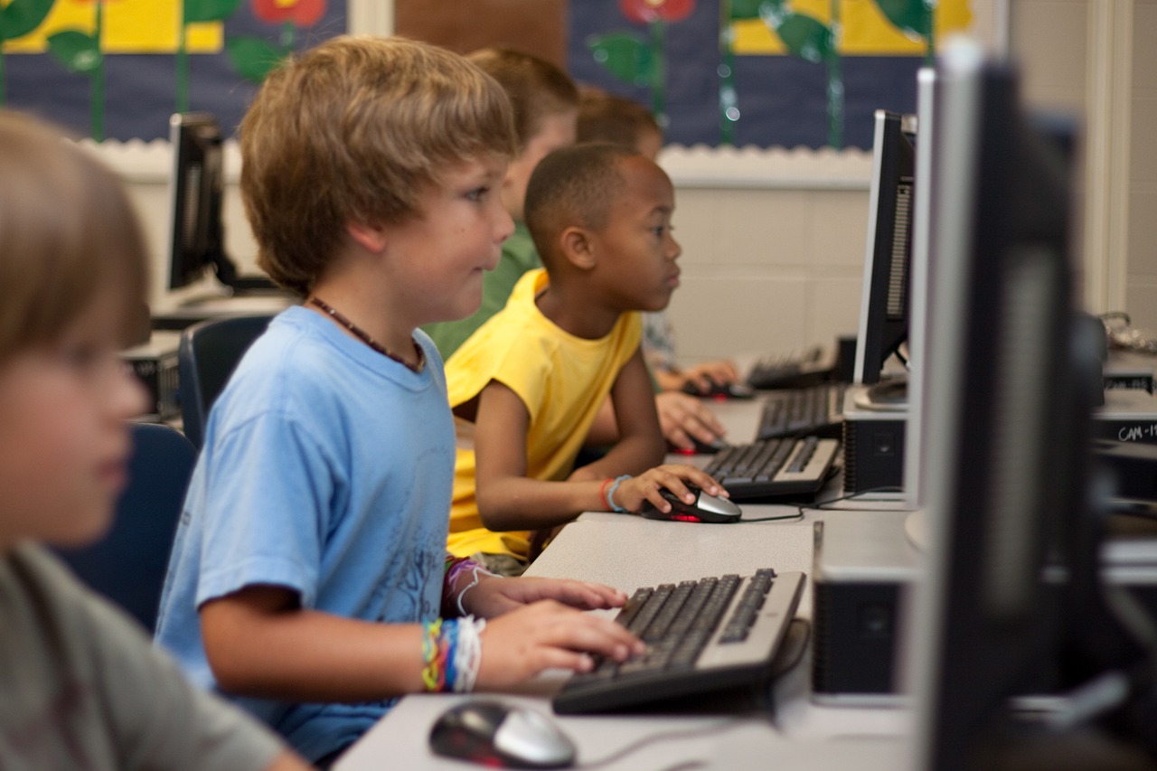 STUDIU: Vârsta de la care copiii folosesc internetul a scăzut alarmant