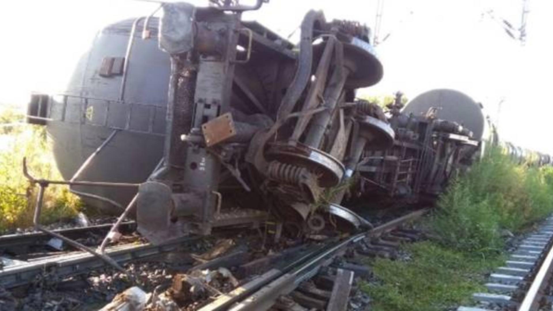 Două vagoane încărcate cu motorină s-au răsturnat la Arad și au luat foc