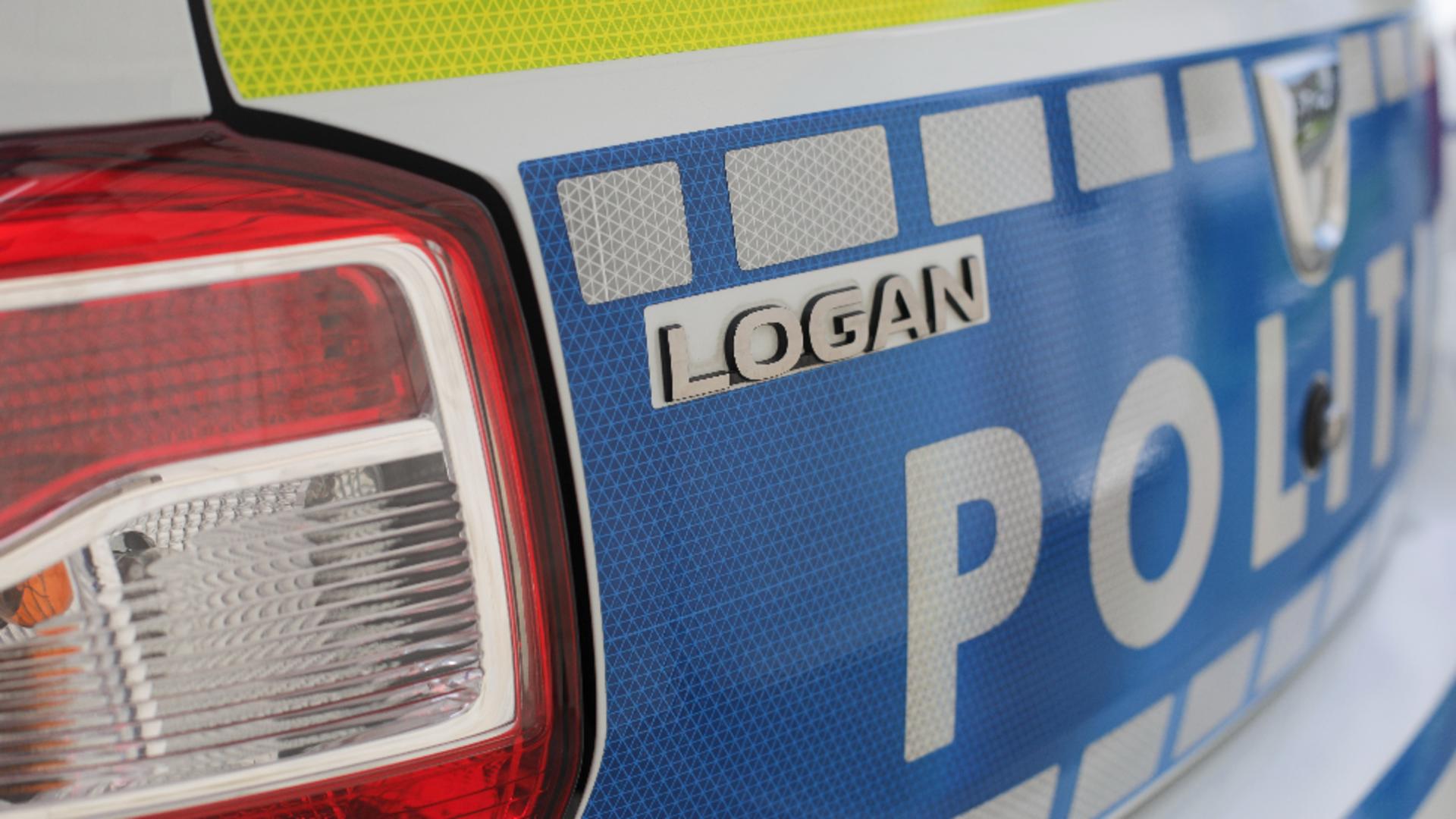 Femeie lovită în plin de o mașină de poliție în misiune, pe o stradă din Reșița