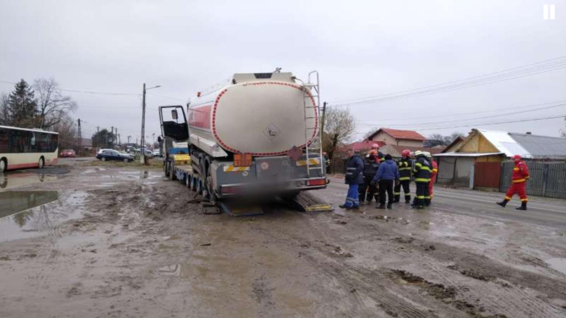 PERICOL pe DN1A! O cisternă cu motorină, în pericol să cadă de pe un trailer! Trafic restricționat pe ambele sensuri de mers