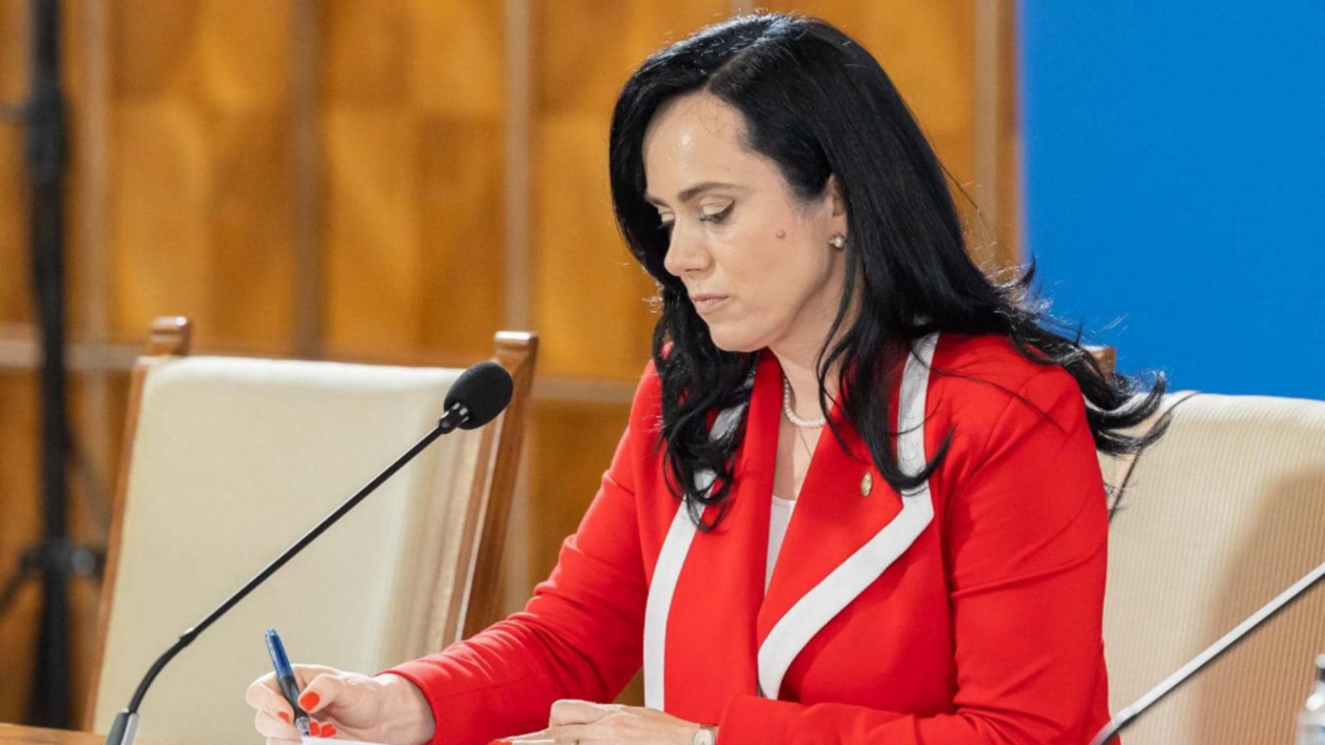 Simona Bucura Oprescu: “S-au găsit bani de către unii în 2020-2021 pentru vaccinuri care au fost aruncate – Trebuie să găsim bani și pentru pensii”