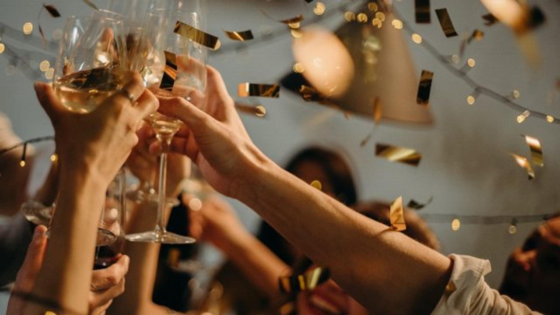 Tradiții și superstiții în noaptea dintre ani – De ce să ai bani în buzunar de Revelion