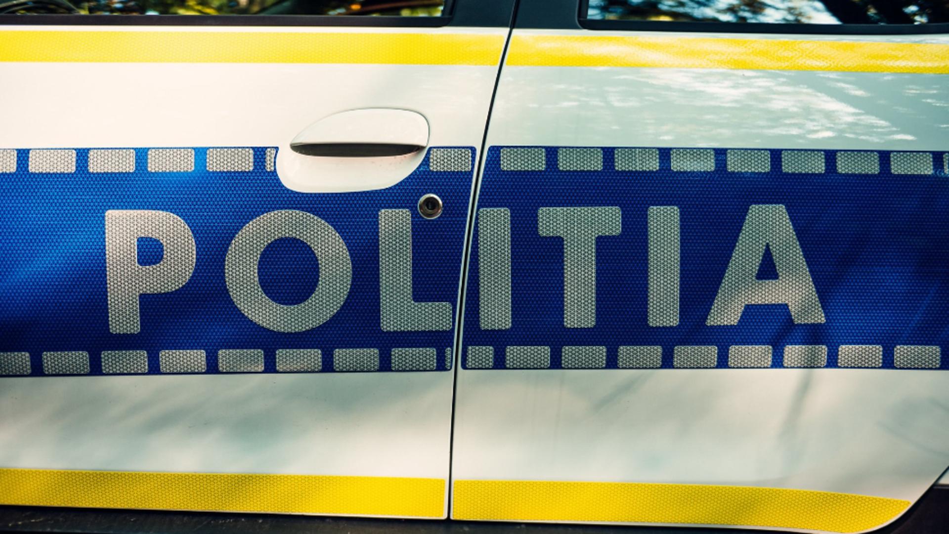 Carambol cu trei mașini în Buzău. Una dintre ele a fost proiectată într-un autovehicul parcat: o femeie a fost rănită