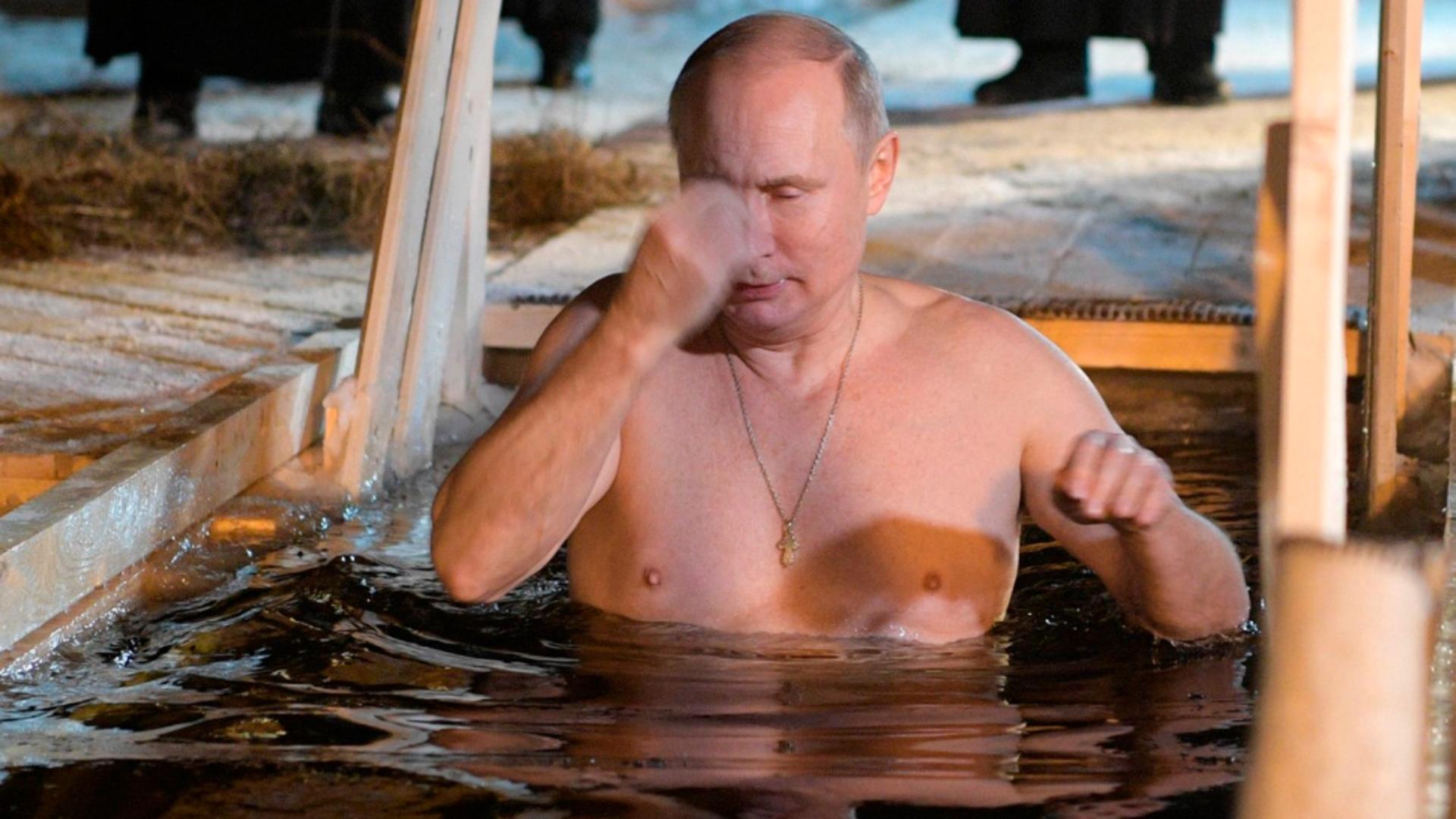 La 71 de ani, Vladimir Putin a făcut tradiționala baie în apă înghețată de Bobotează
