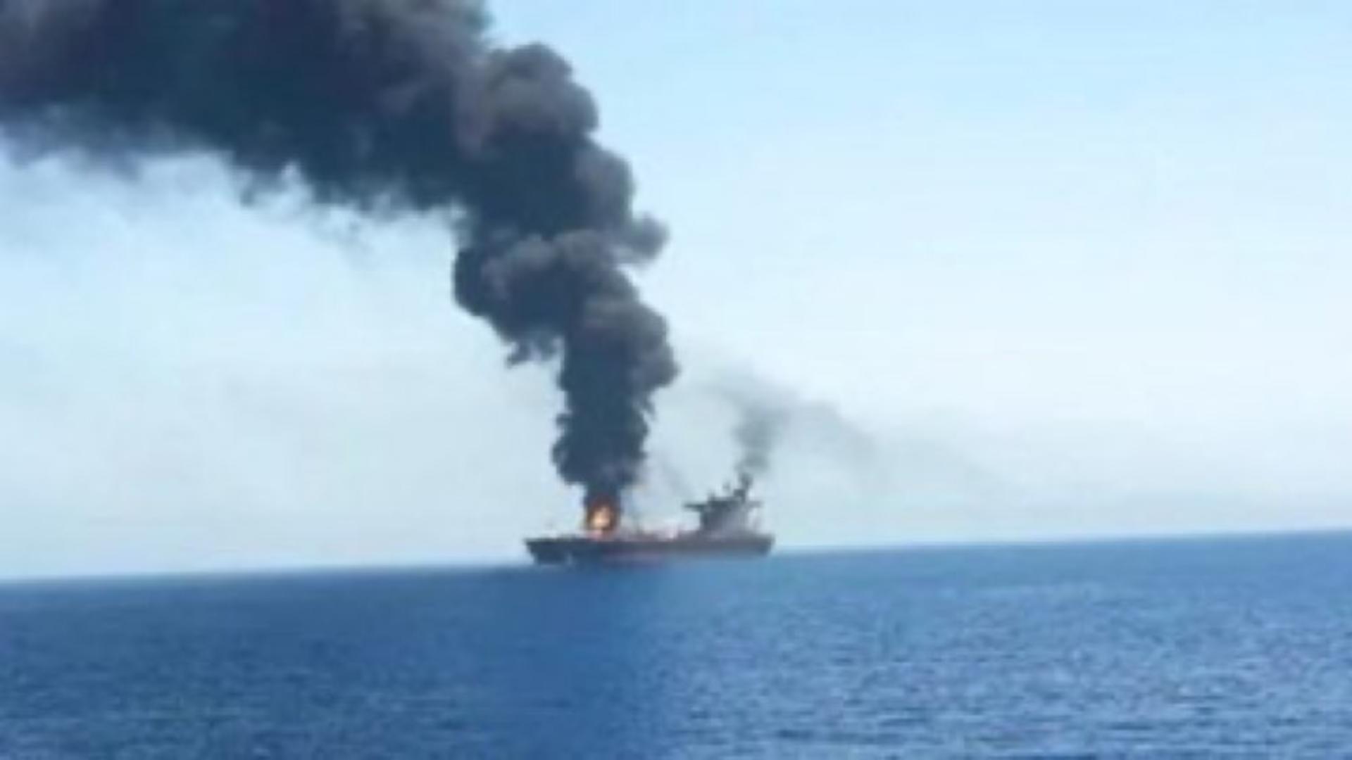 Petrolier britanic în flăcări, în Golful Aden, după un atac Houthi cu rachete. Nu există informații despre posibili răniți