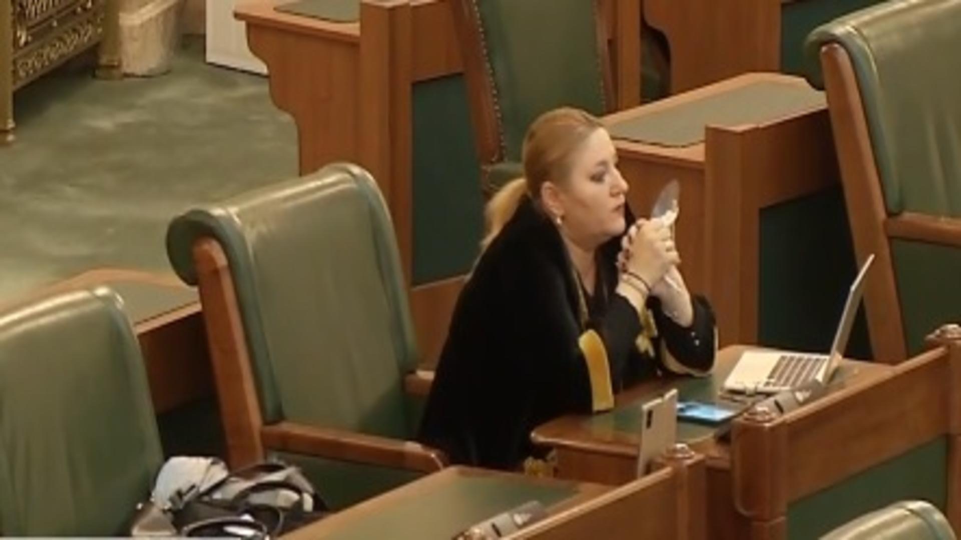 Alertă de securitate în Senat! Plic suspect, cu o substanță albă, primit de Diana Șoșoacă: ce spune senatoarea