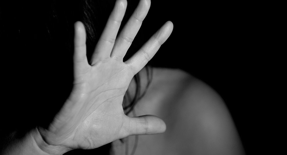Bărbat, reținut după ce şi-a agresat concubina, pe care a ţinut-o cu forţa într-un imobil din Chiaja. La întreaga scenă a asistat și un copil minor