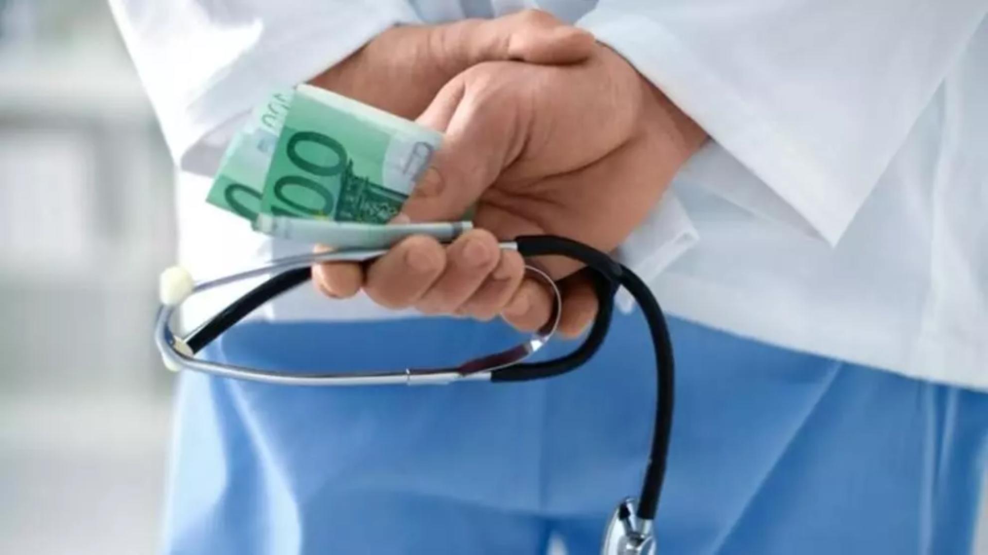 Chirurgul de la Marius Nasta prins cu șpagă a scăpat de închisoare. Primea de toate: De la bani, până la găini, brânză sau palincă