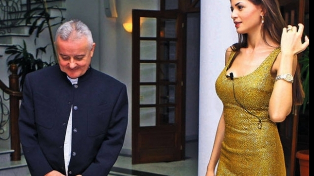 Cum a ajuns Monica Gabor în centrul unui scandal în presa internațională: „Prietena lui Paris Hilton” „l-a dus înapoi la orfelinat după ce a petrecut doar o noapte la conacul ei”
