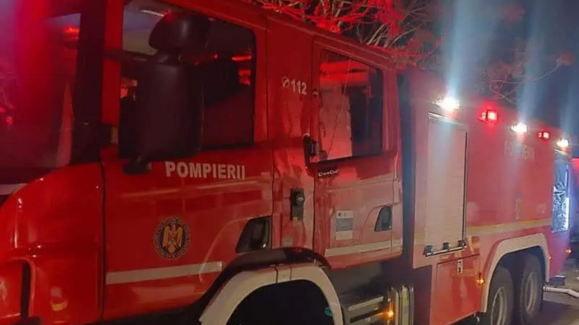 Două case din localitatea Bragadiru, mistuite de flăcări. O persoană a suferit un atac de panică