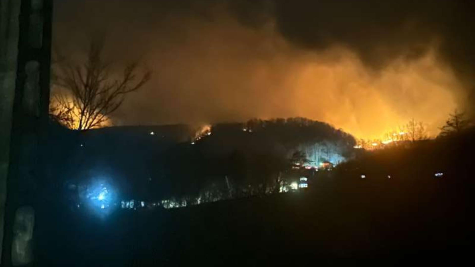 Incendiu de amploare în două comune din Vâlcea: ard peste 100 de hectare de vegetaţie uscată