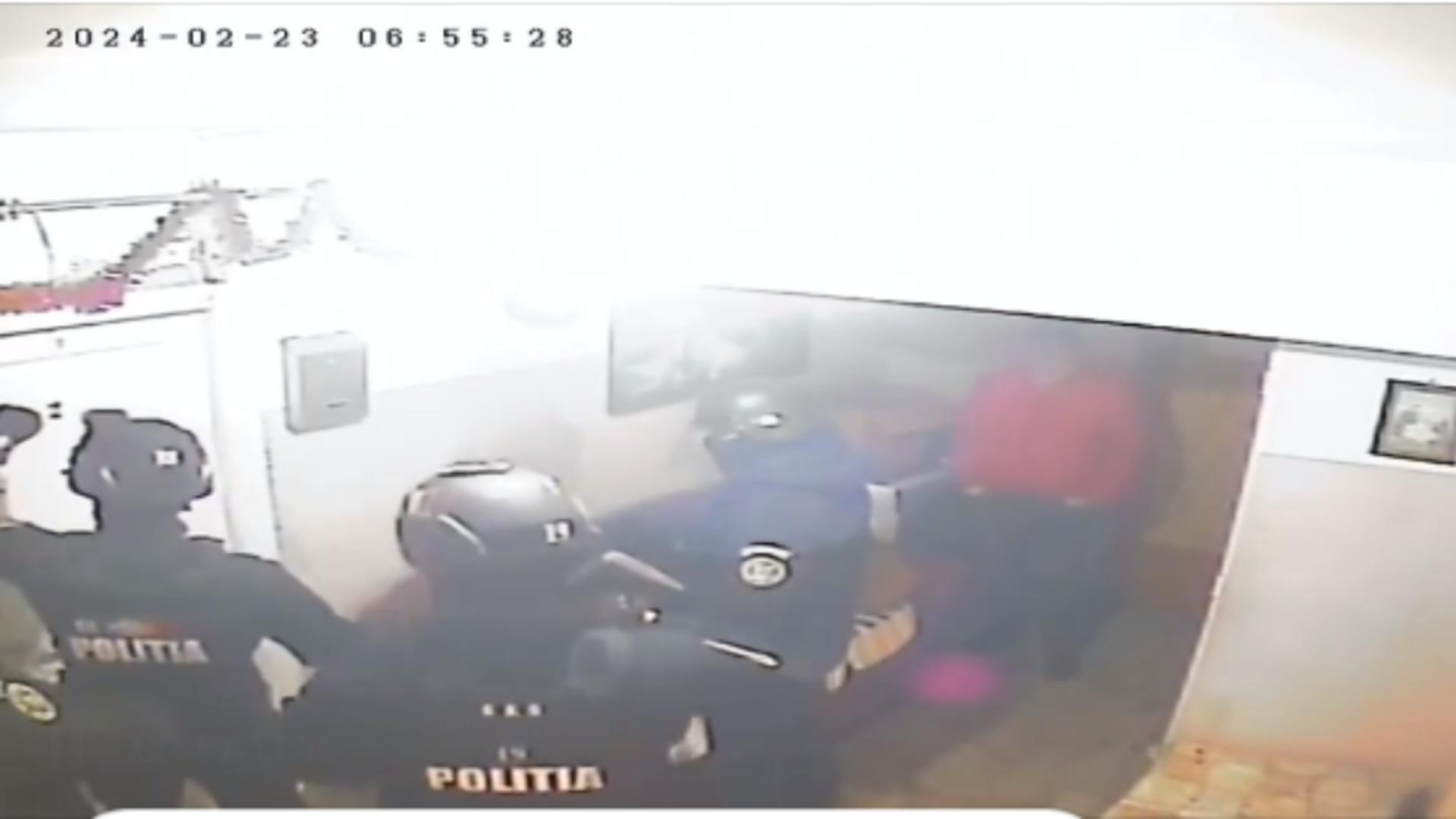 Mascații au greșit din nou adresa! Bărbat pus la pământ și amenințat cu pistolul, în fața copilului de 4 ani – VIDEO