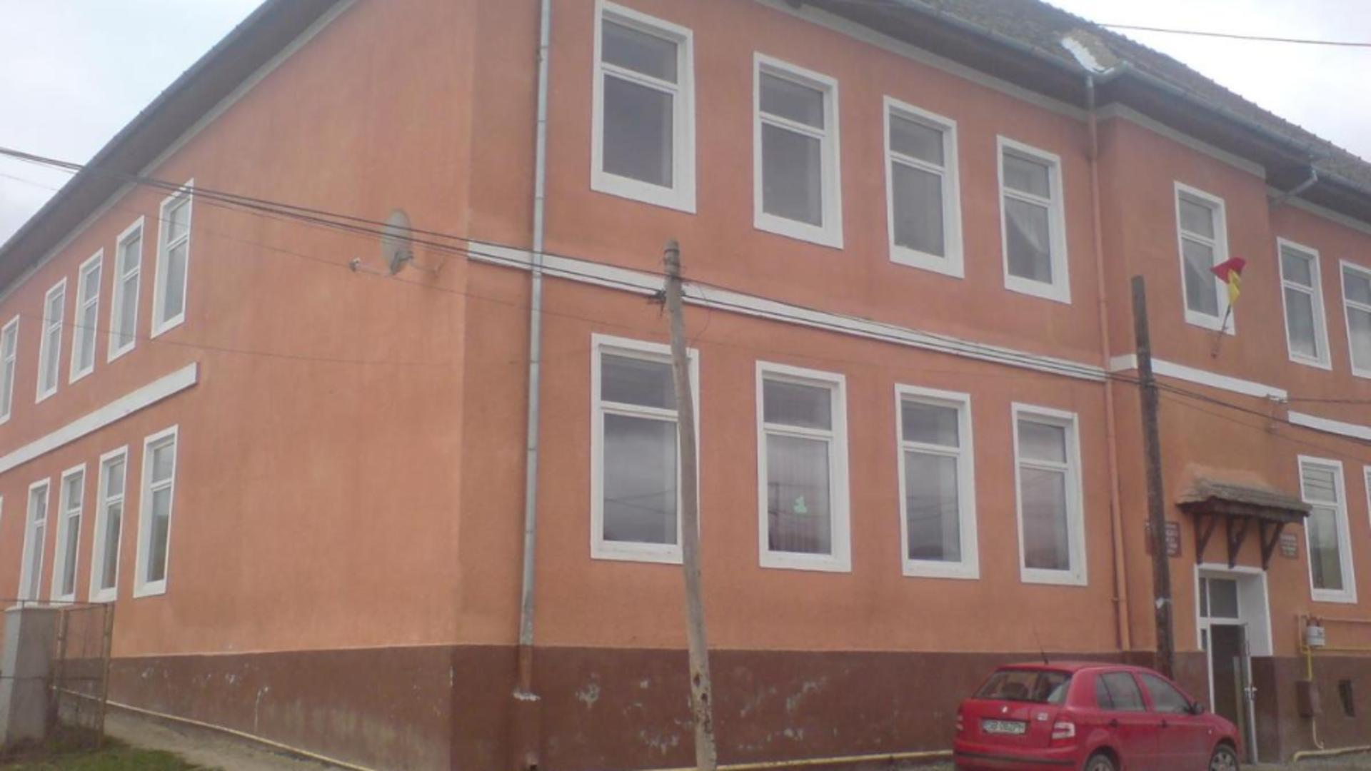 Incident grav la o școala din Sibiu: Tavanul unei clase s-a prăbușit, patru elevi răniți