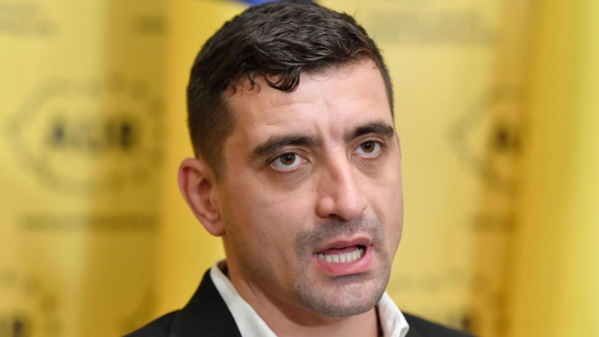 Protest AUR în faţa fostului sediu al PNL. Replici acide între George Simion și jandarmi