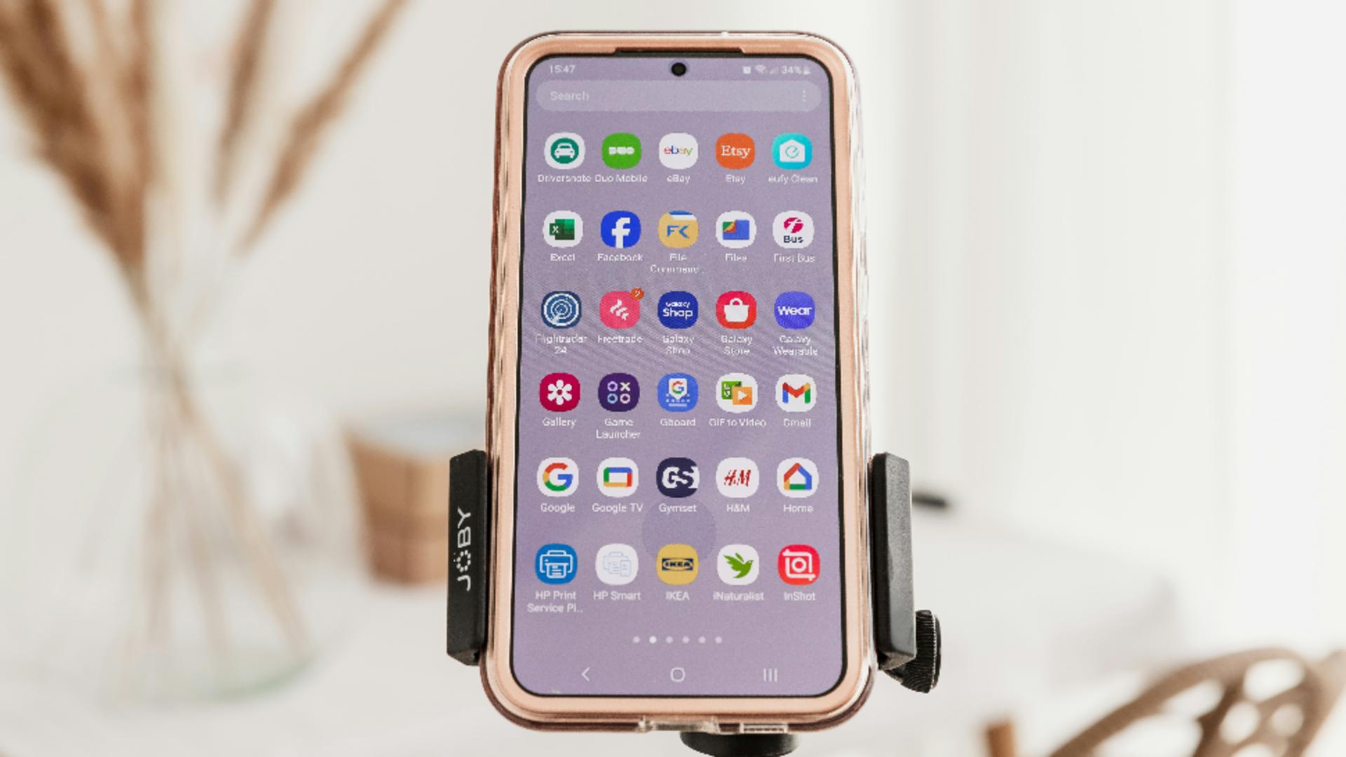 Samsung S23 – un telefon versatil și tineresc
