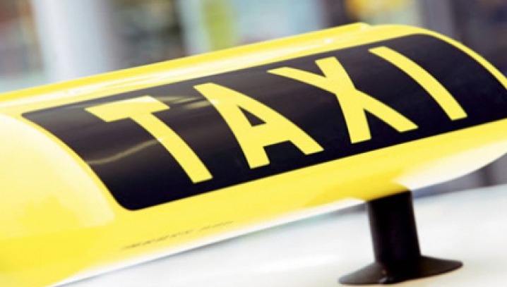 Taximetriștii, pentru a doua zi în stradă. Sute de oameni, așteptați în Piața Constituției: protestatarii amenință cu greva foamei