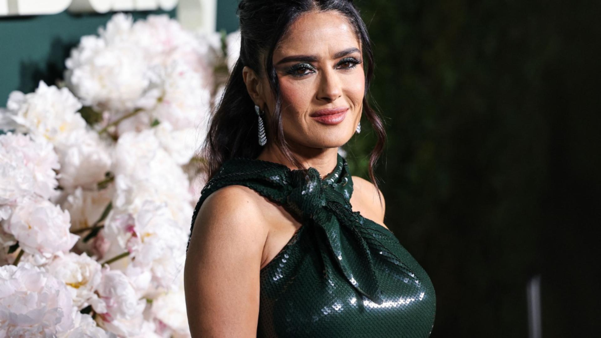 Trucul extraordinar de simplu cu care Salma Hayek își maschează firele albe de păr