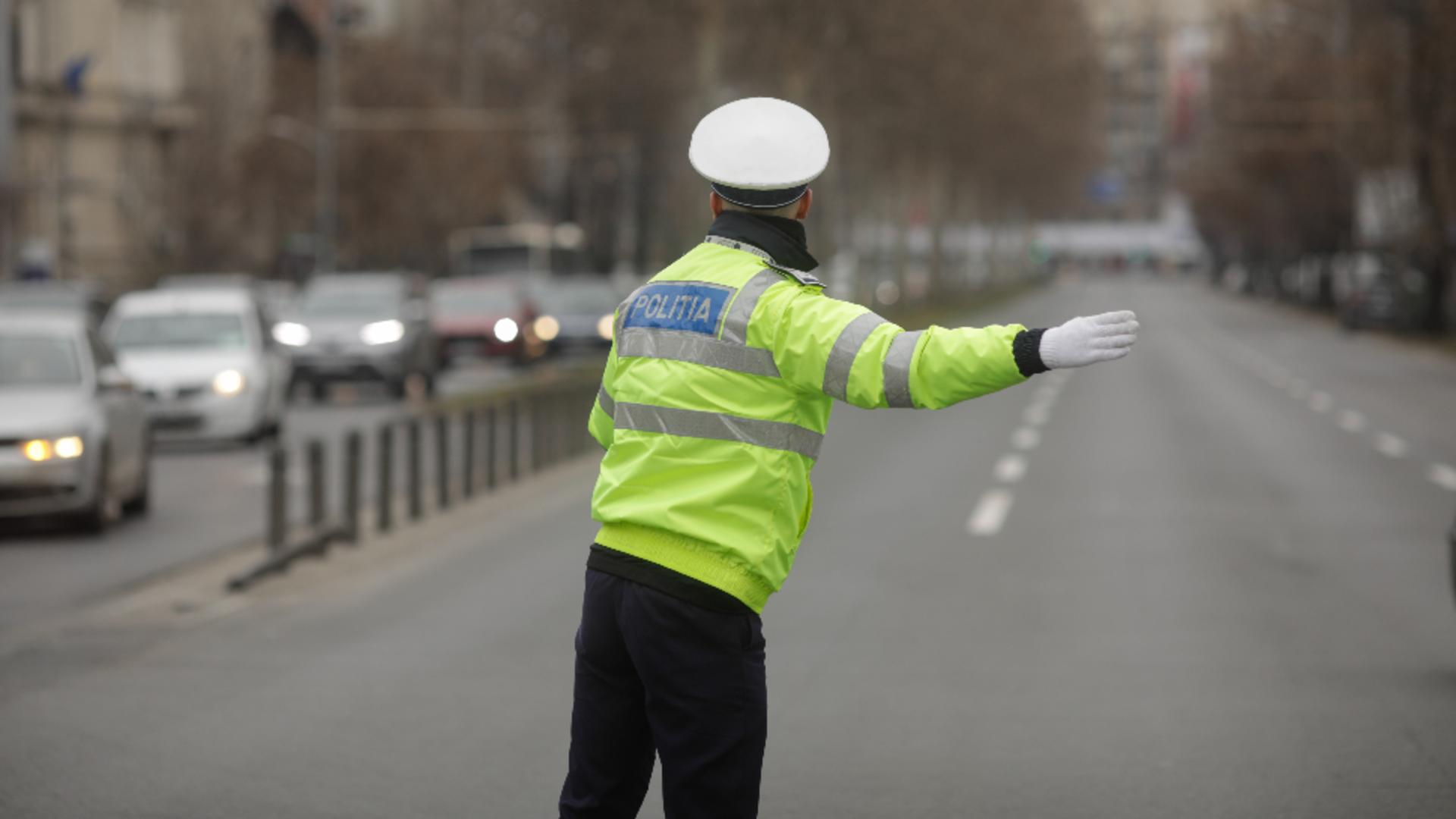 Accident grav pe DN1: Un șofer a pierdut controlul mașinii, a intrat într-un stâlp care a căzut peste un trecător