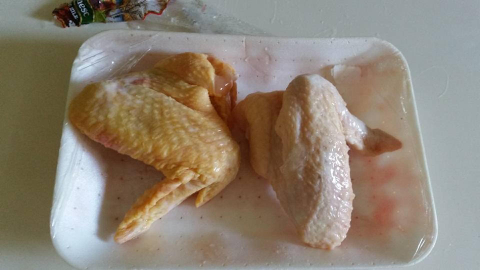 Carne de pui cu salmonella, retrasă din magazine. “Puiul vopsit” provine de la ferme din România, Polonia și Ungaria