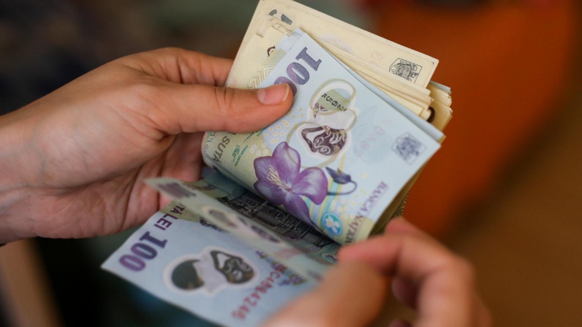 Ce înseamnă când visezi bani. Ce mesaje încearcă să-ți transmită subconștientul