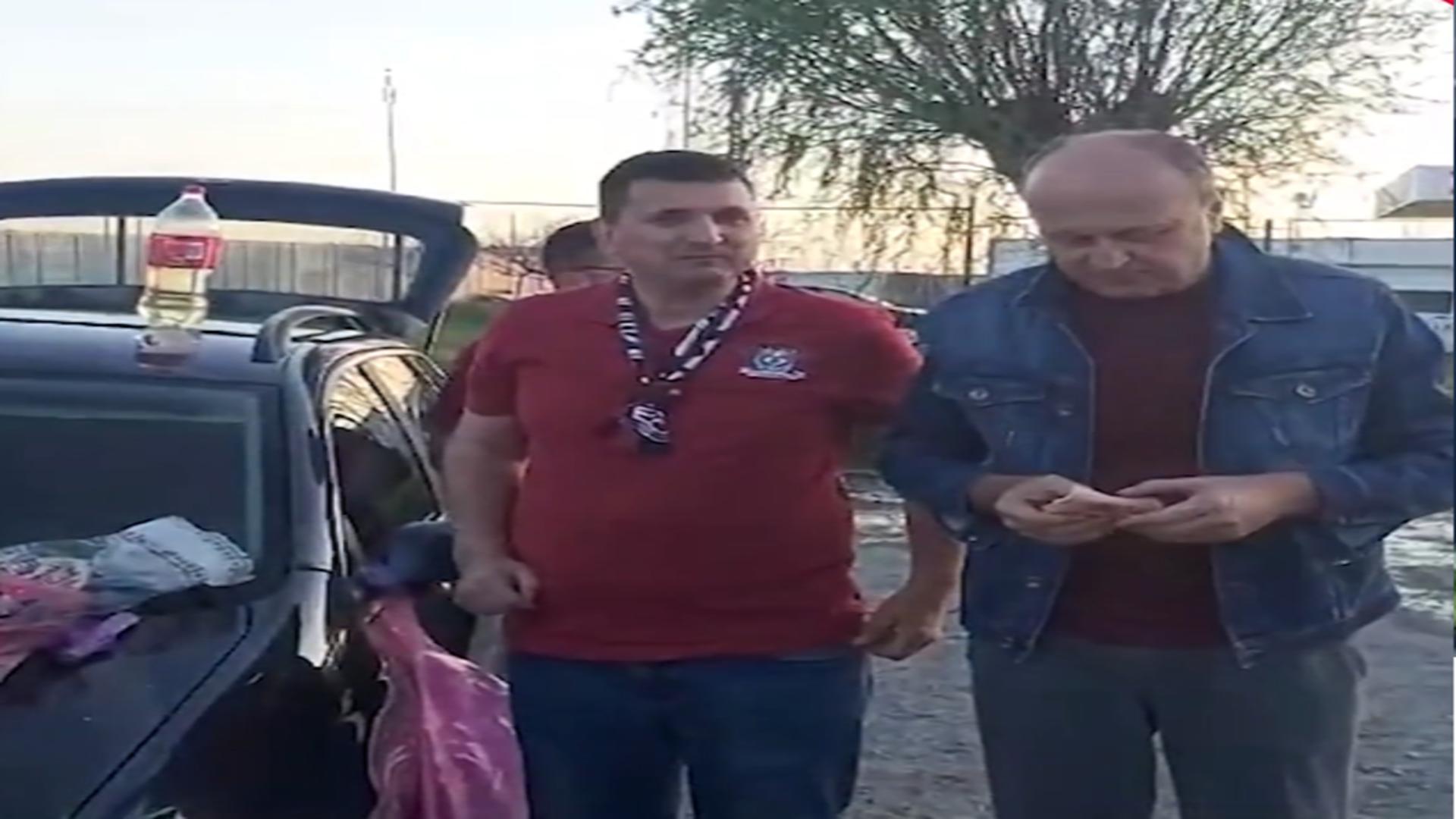 Milionarul luat în calcul pentru Capitală, cu parizerul pe capota mașinii. Imagini virale cu Dan Șucu, alături de fanii Rapidului