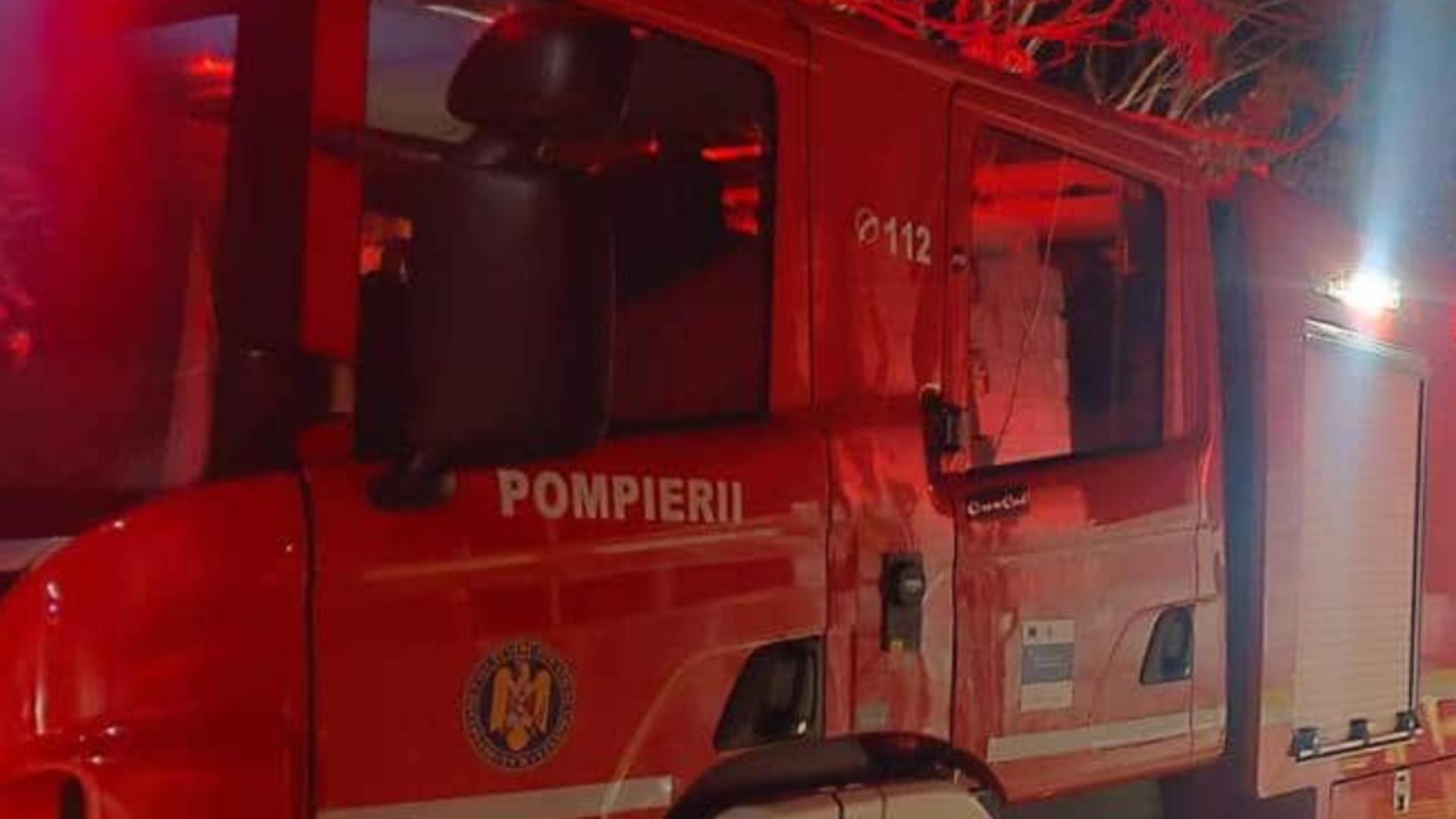 Momente de panică într-un bloc din Piatra-Neamț! Un apartament a luat foc: 6 persoane s-au autoevacuat
