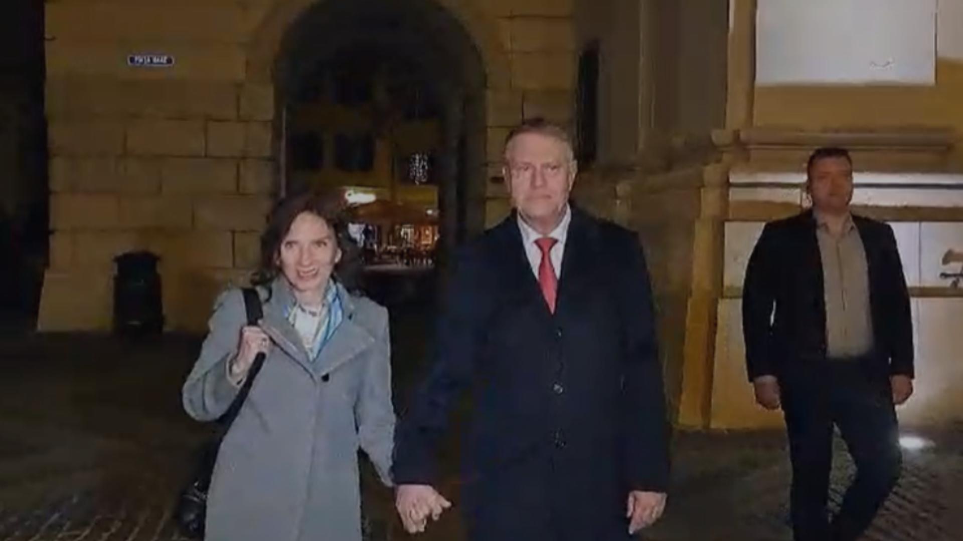 Preşedintele Klaus Iohannis, împreună cu soţia sa, la slujba de Înviere care are loc la Biserica Romano-Catolică ”Sfânta Treime” din Sibiu
