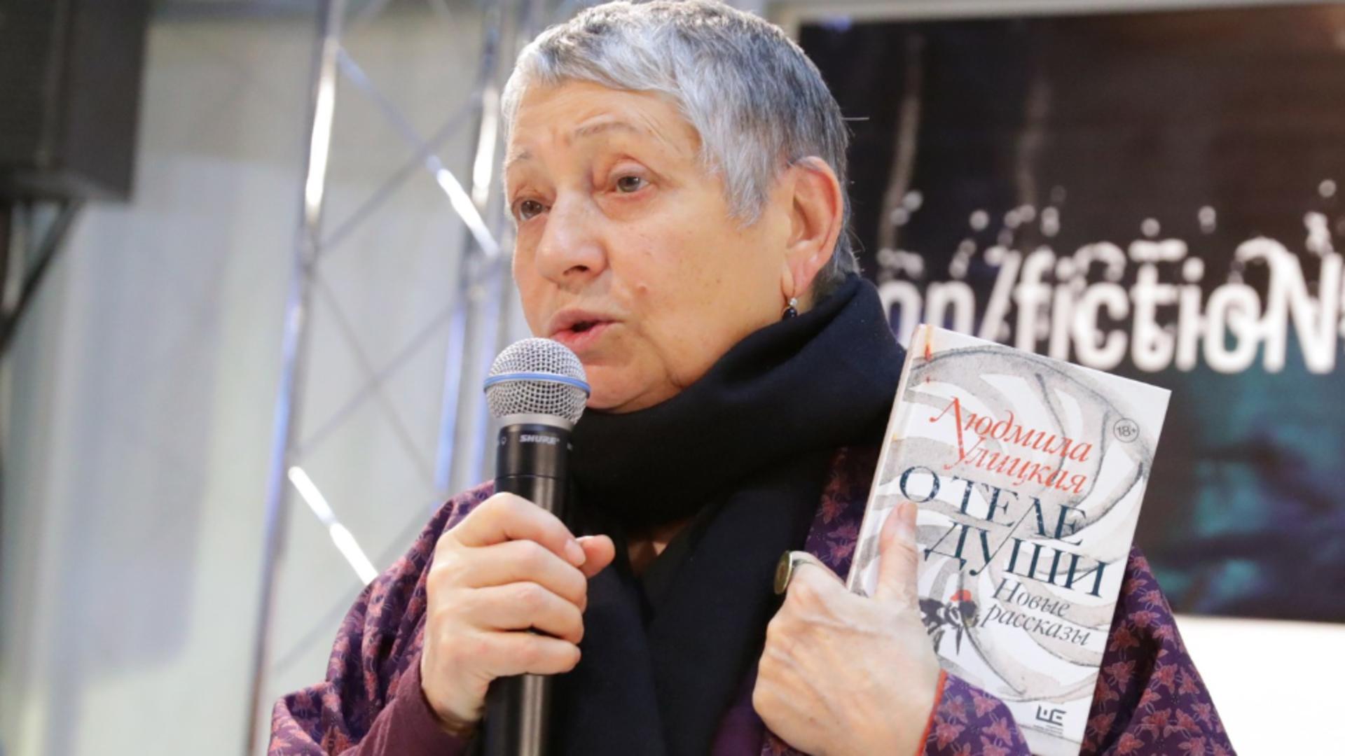 Represiunile lui Putin continuă: Romanciera Ludmila Uliţkaia a fost clasificată drept agent străin
