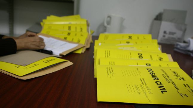 Un grefier „sârguincios”. A furat sute de dosare de la Parchetul unde lucra