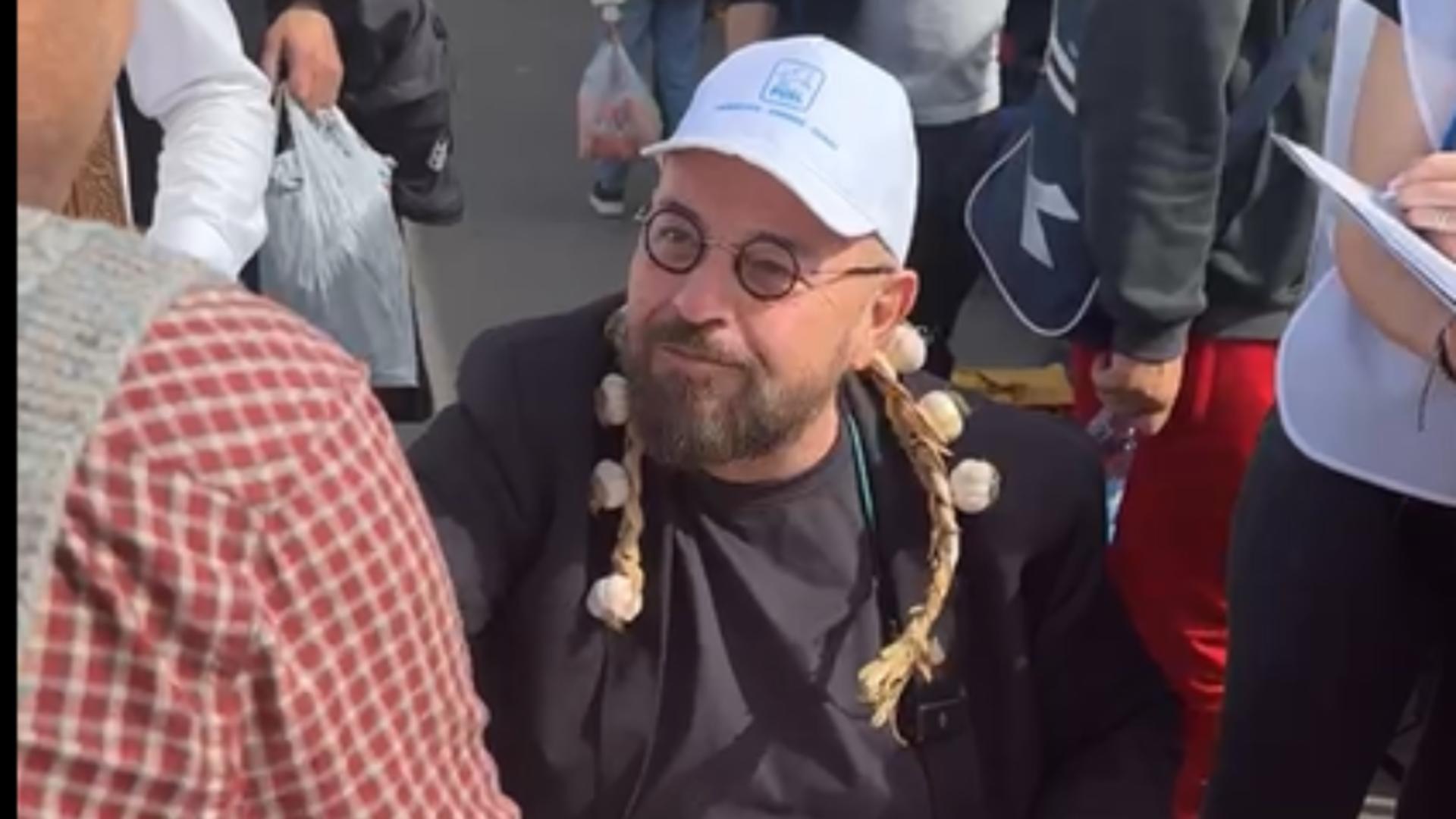 VIDEO Campanie cu gogoși, lăutari si mici pentru Capitală. Edilul de la 5 caută voturi cu iocana în piață; cum s-au fotografia Cîrstoiu și Burduja/Mesajul lui Nicușor Dan