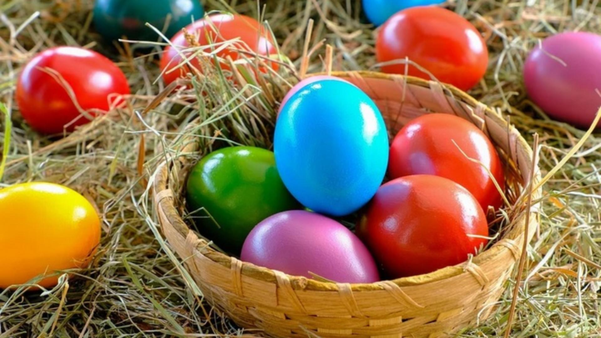 Cum să vopsești ouăle de Paște cu bicarbonat de sodiu. Amestecul care le va face strălucitoare