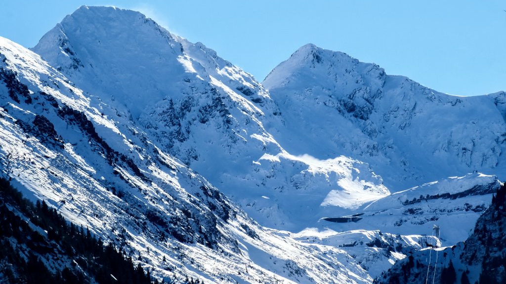 În Munţii Făgăraş, s-a depus un nou strat de zăpadă de 20-25 de centimetri. Recomandările autorităților