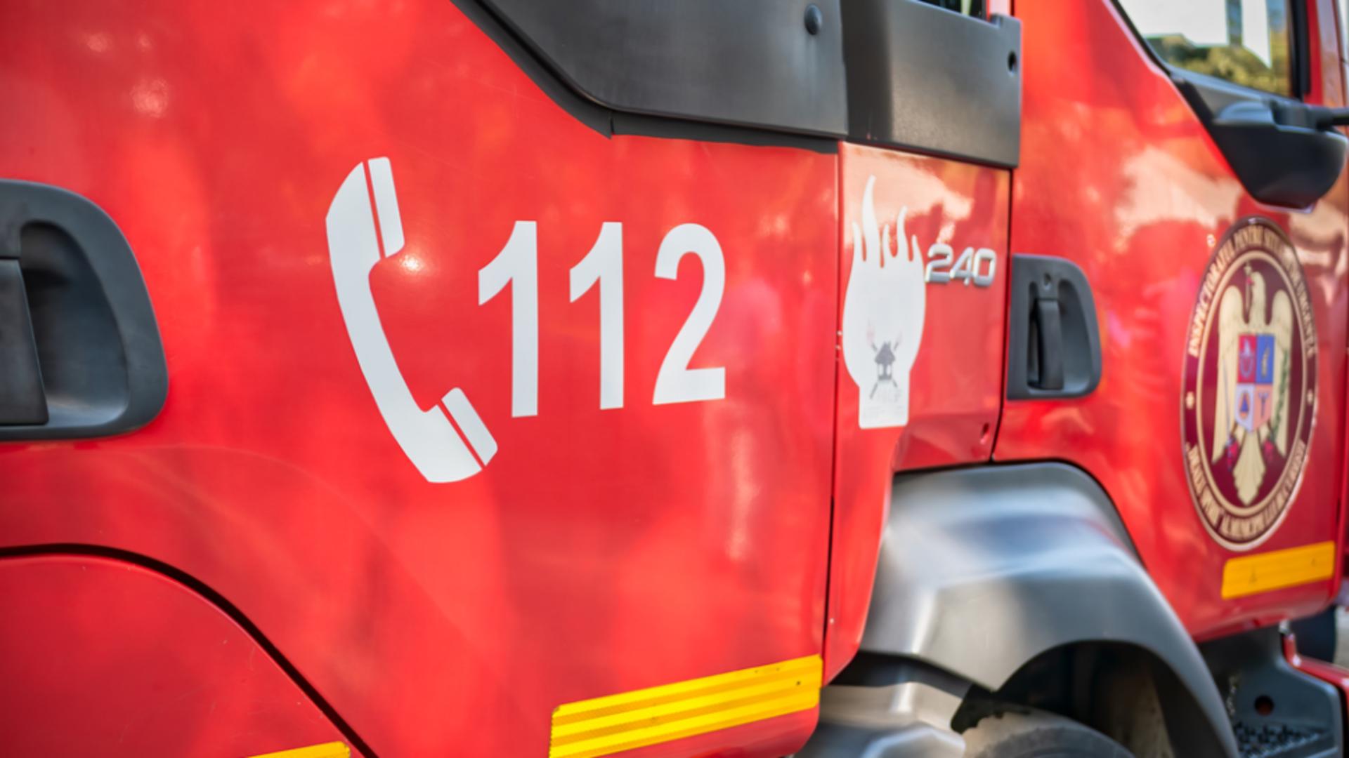 Incendiu puternic la locomotiva unui tren cu zeci de călători, în gara Hodoni din Timiș