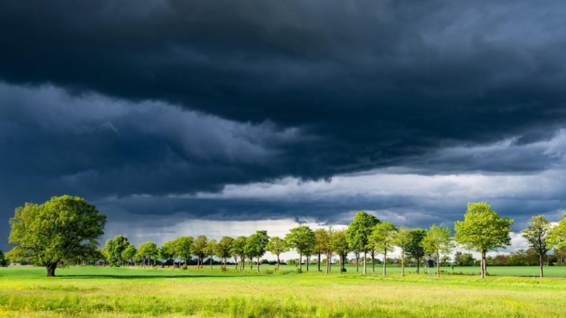 Ploi torențiale și vijelii. Noi alerte meteo, prognoza actualizată