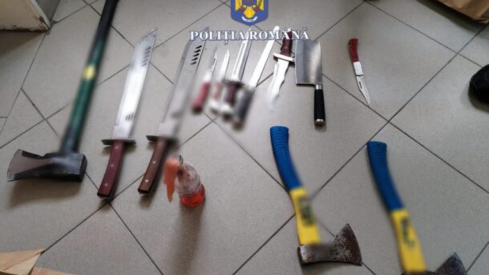 Interlopi pregătiți de război. Un întreg arsenal descoperit la percheziții. 11 bărbați au fost reținuți FOTO